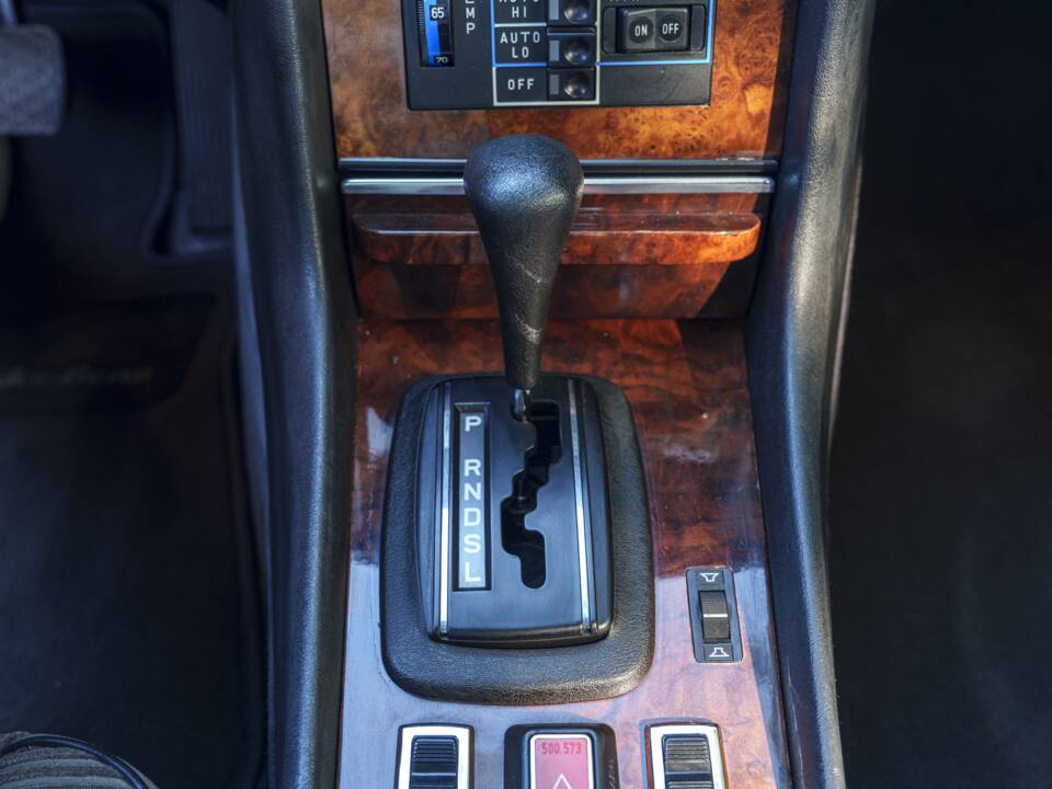 Image 18/26 of Mercedes-Benz 380 SLC (1981)