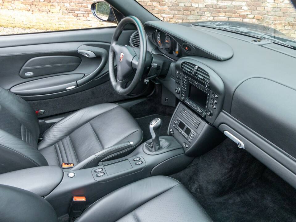 Image 17/50 of Porsche 911 Carrera 4S (2003)