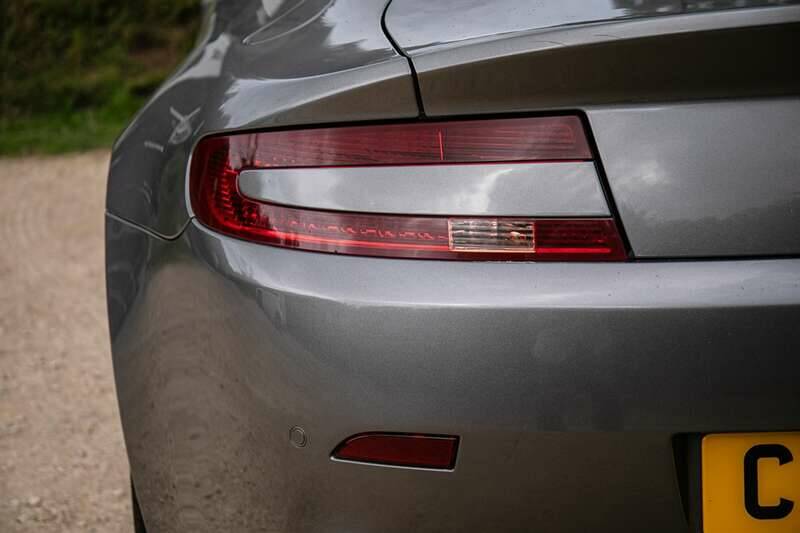 Image 32/50 of Aston Martin V8 Vantage (2006)