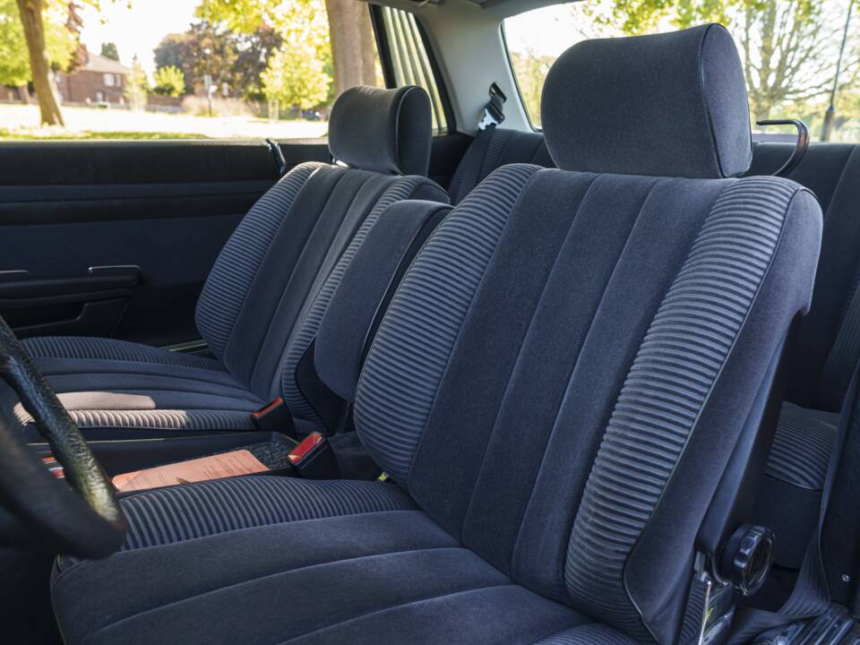 Image 21/26 of Mercedes-Benz 380 SLC (1981)