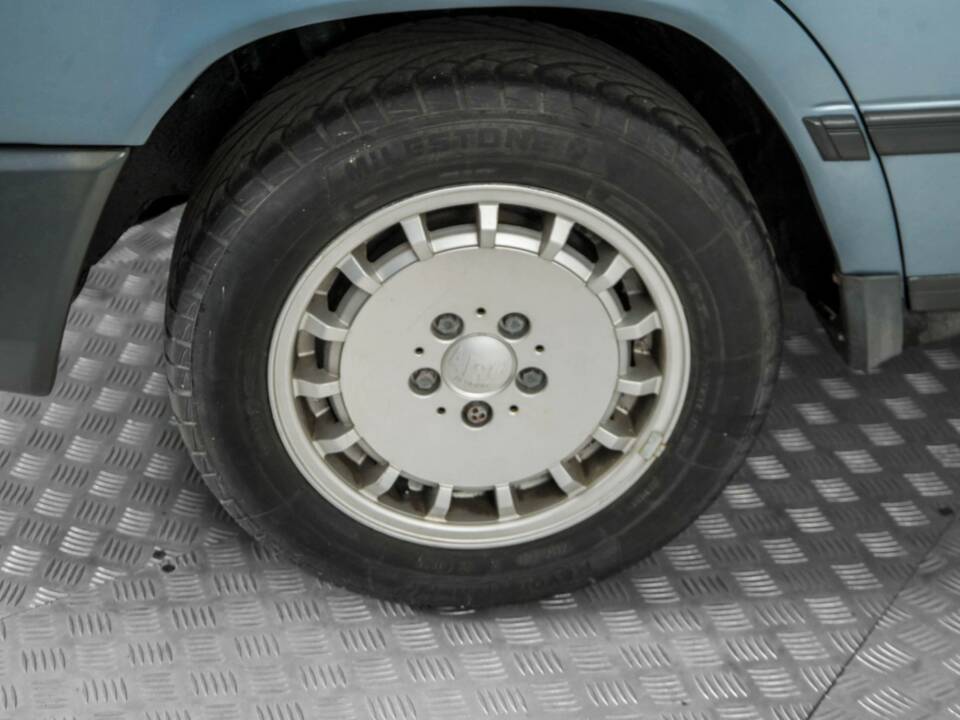 Bild 28/50 von Mercedes-Benz 230 E (1985)