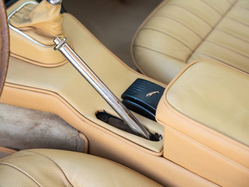 Image 25/78 de Jaguar E-Type (1969)