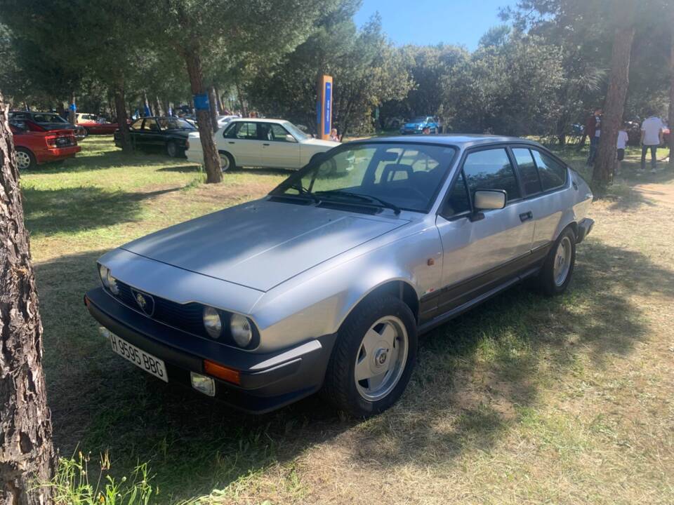 Bild 2/8 von Alfa Romeo GTV 2.0 (1984)