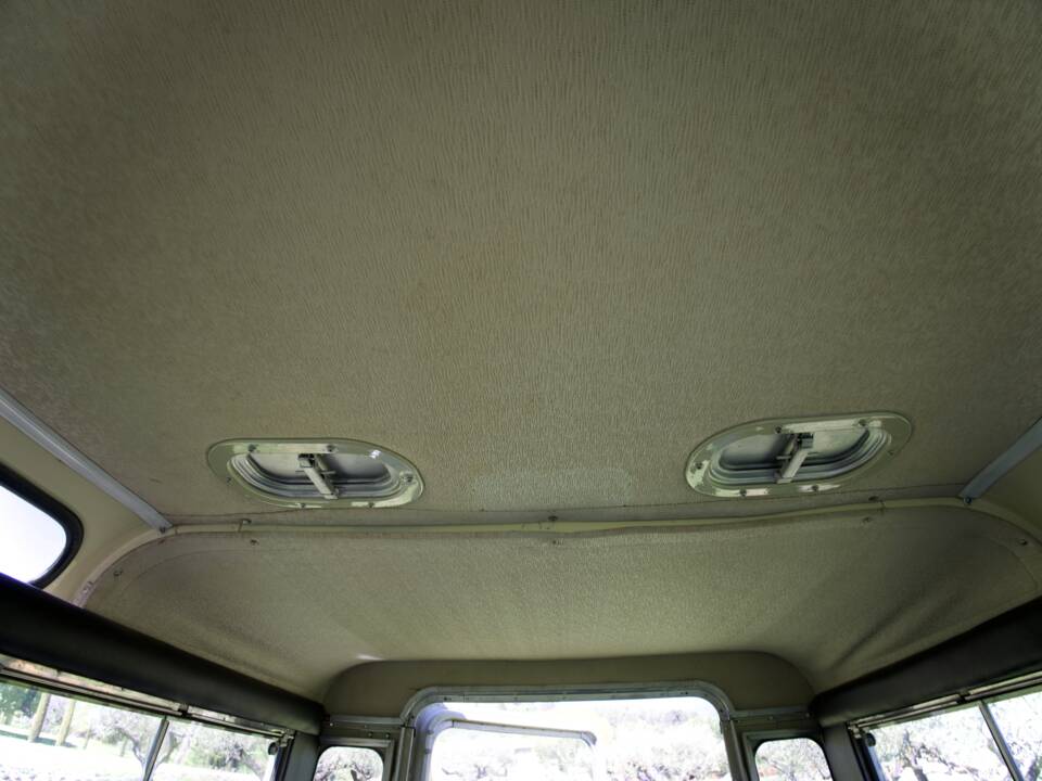 Image 11/14 of Land Rover 109 (1971)