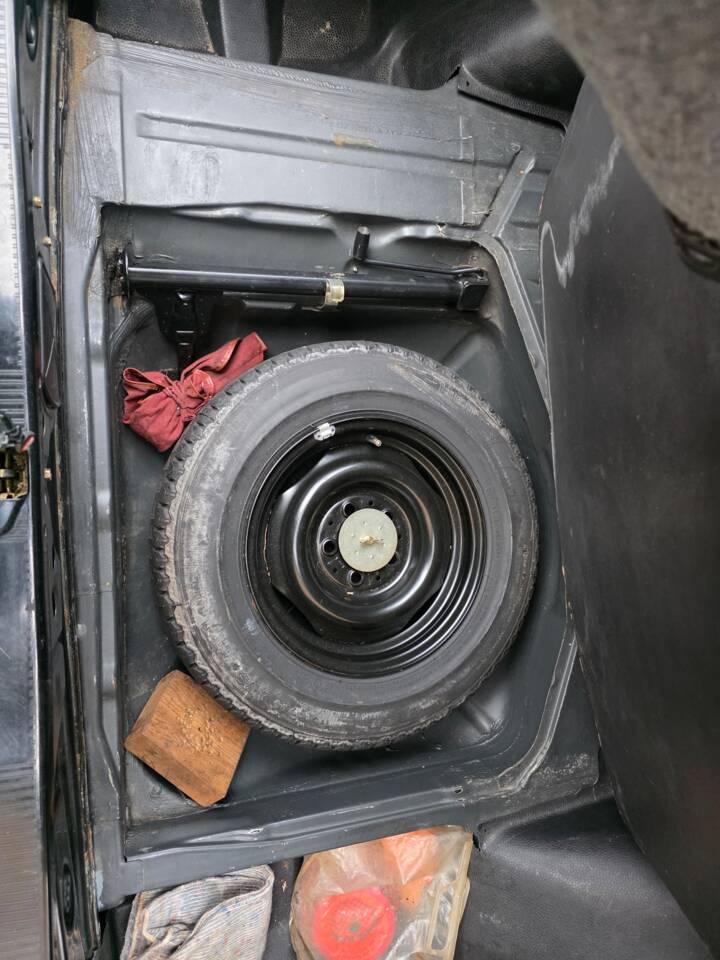 Image 42/73 of Mercedes-Benz 230 E (1985)