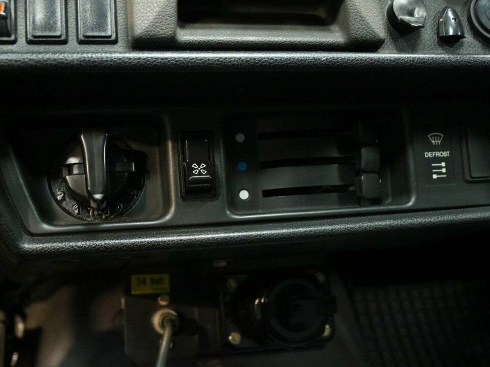 Immagine 20/50 di Mercedes-Benz 230 GE (SWB) (1993)