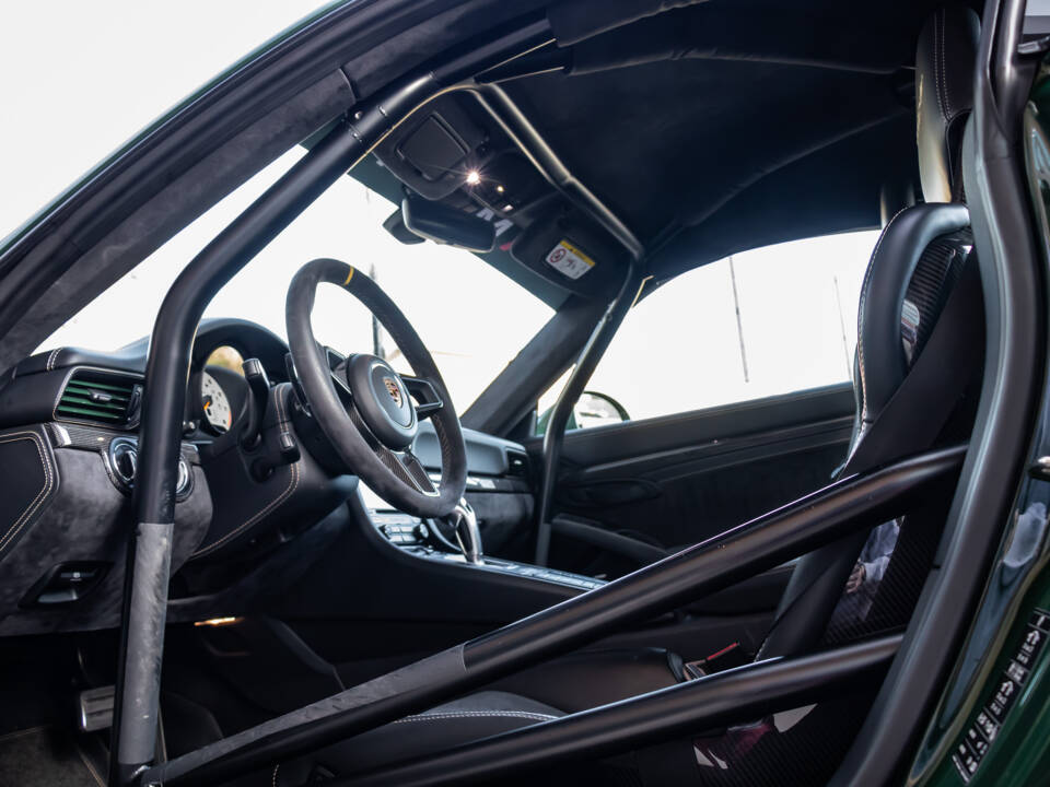 Image 29/50 of Porsche 911 GT2 RS Weissach (2018)