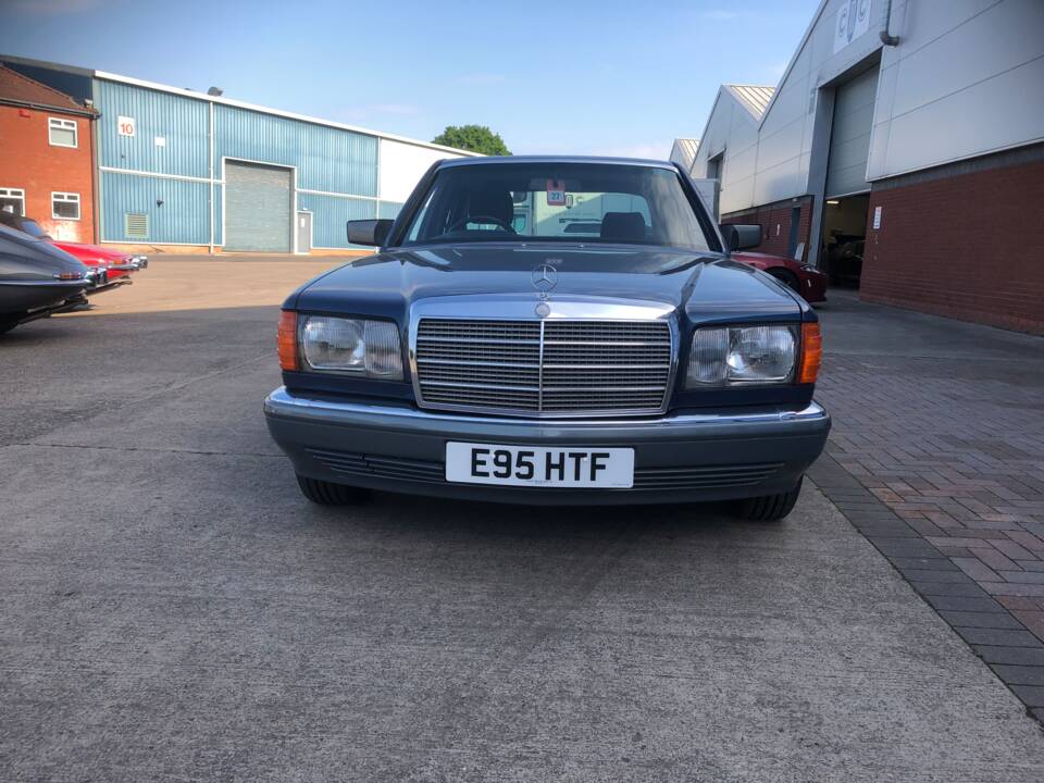 Image 2/13 of Mercedes-Benz 300 SE (1988)
