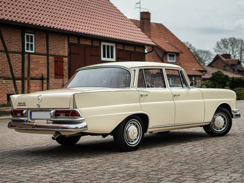 Image 13/42 of Mercedes-Benz 220 SE b (1965)