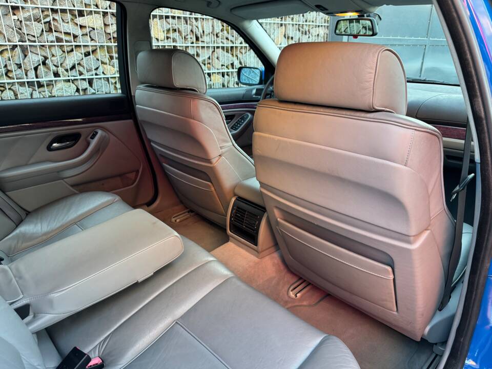 Image 90/100 of BMW 540i Touring (1998)