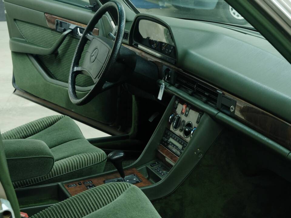 Bild 25/50 von Mercedes-Benz 300 SEL (1986)