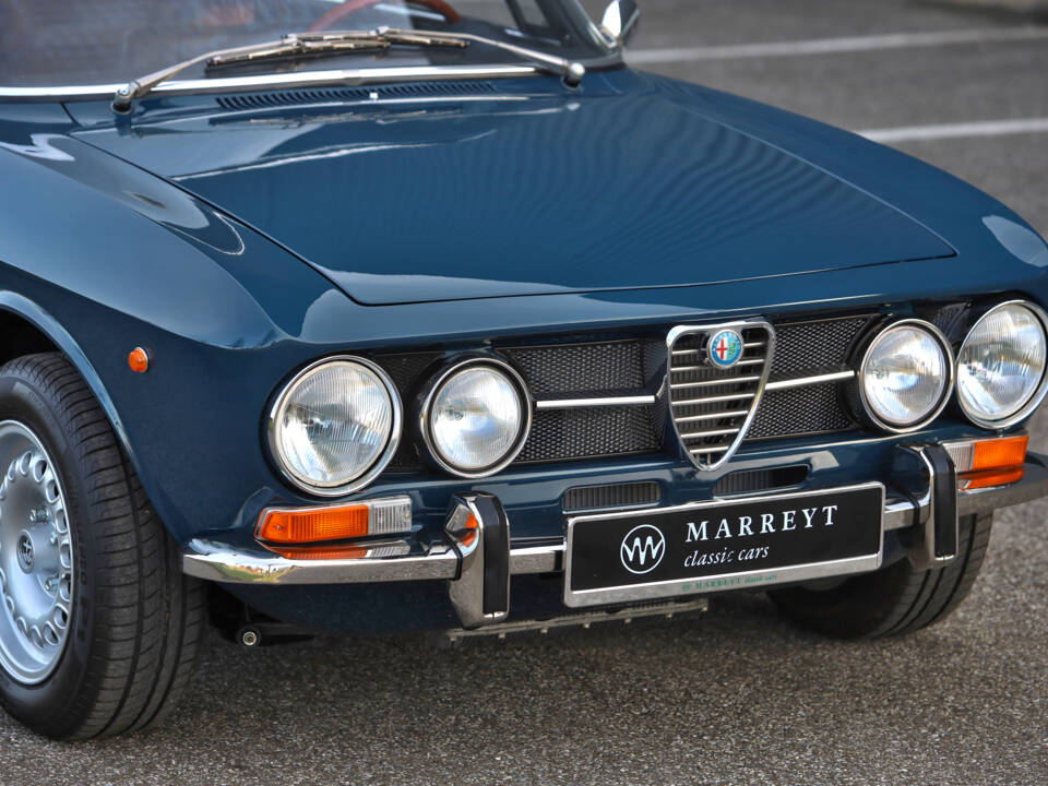 Image 16/85 de Alfa Romeo 1750 GT Veloce (1970)