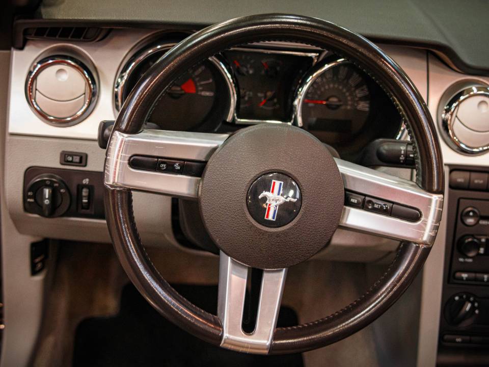 Image 35/49 of Ford Mustang GT (2006)