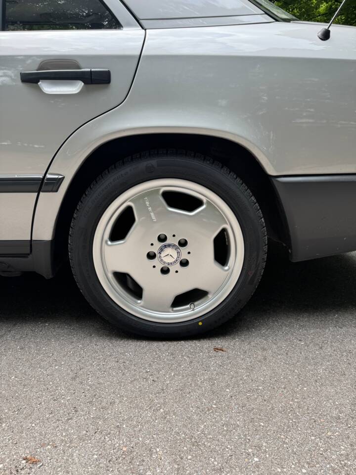 Image 6/32 of Mercedes-Benz 230 E (1987)