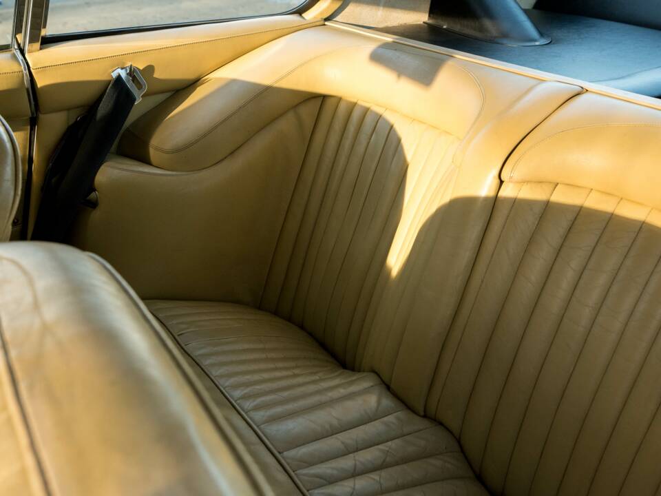 Immagine 31/36 di Aston Martin DB 6 Mk II (1970)