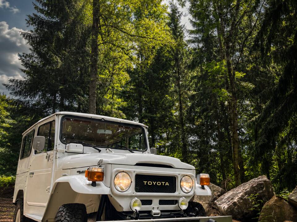Image 2/67 of Toyota Land Cruiser FJ 40 (1982)