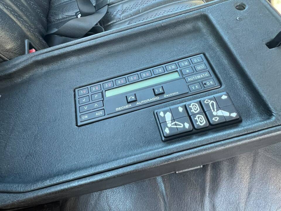 Image 30/36 of BMW 745i (1985)