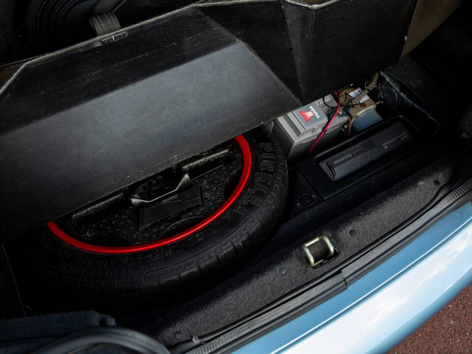 Immagine 16/46 di Aston Martin DB 7 Vantage Volante (2000)