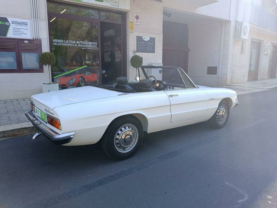 Image 16/50 de Alfa Romeo Spider 1600 Junior (1975)