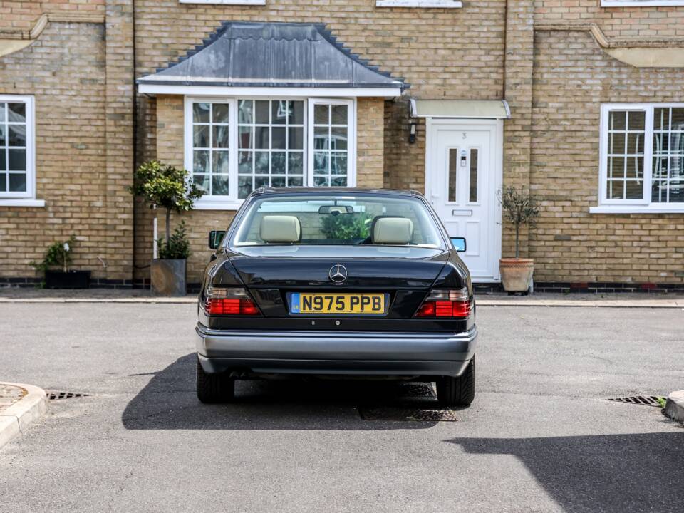 Image 16/37 of Mercedes-Benz E 320 (1995)