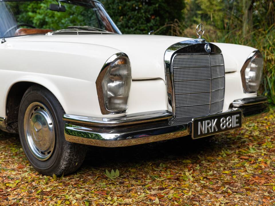 Image 34/46 de Mercedes-Benz 250 SE (1967)