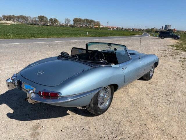 Image 3/6 de Jaguar E-Type (1968)