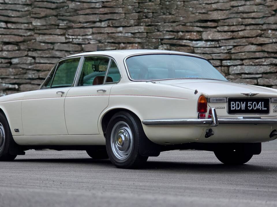 Image 45/50 of Jaguar XJ 6 4.2 (1972)