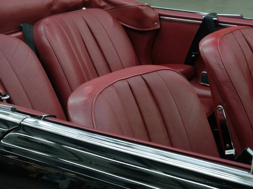 Image 39/50 of Mercedes-Benz 220 SE b (1963)