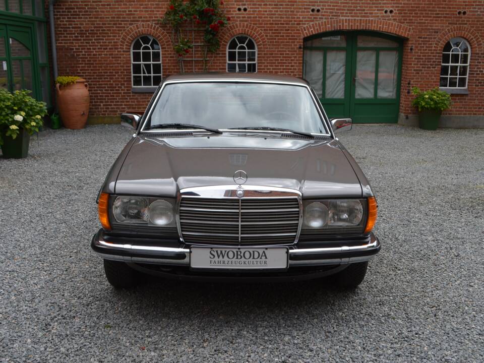 Image 6/15 of Mercedes-Benz 230 CE (1983)