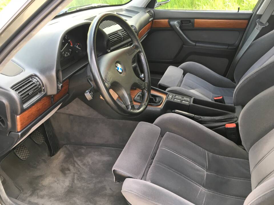Image 15/22 of BMW 735i (1988)