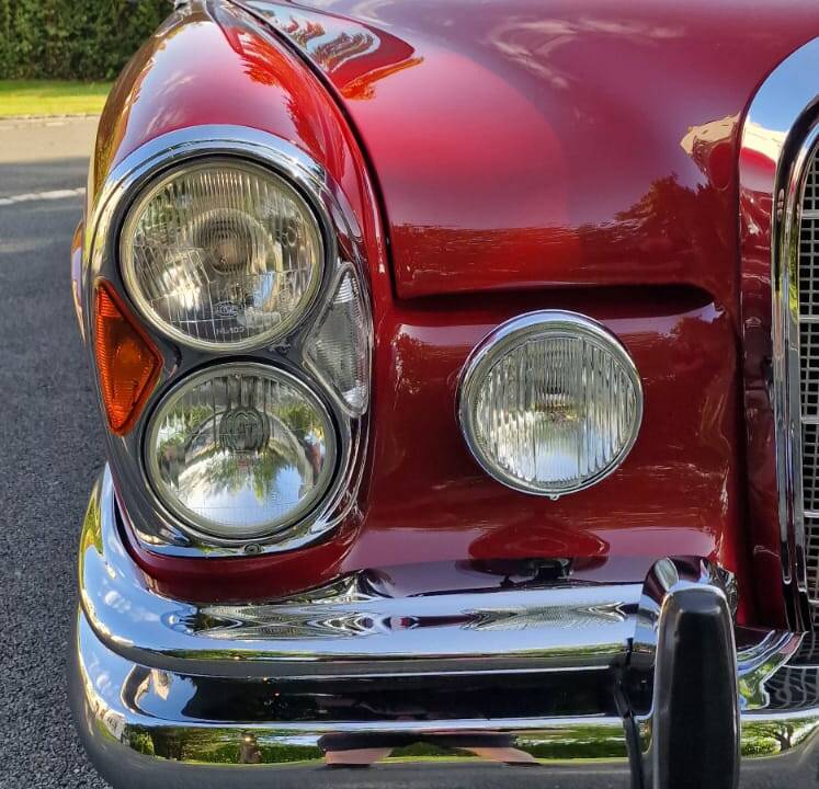 Image 42/44 of Mercedes-Benz 220 SE b (1962)