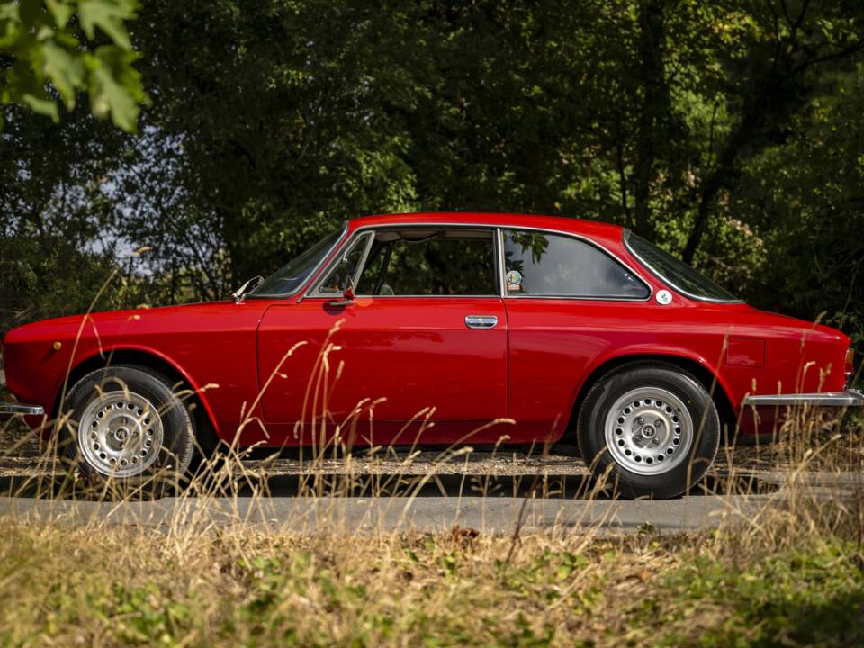 Image 6/12 de Alfa Romeo 2000 GT Veloce (1974)