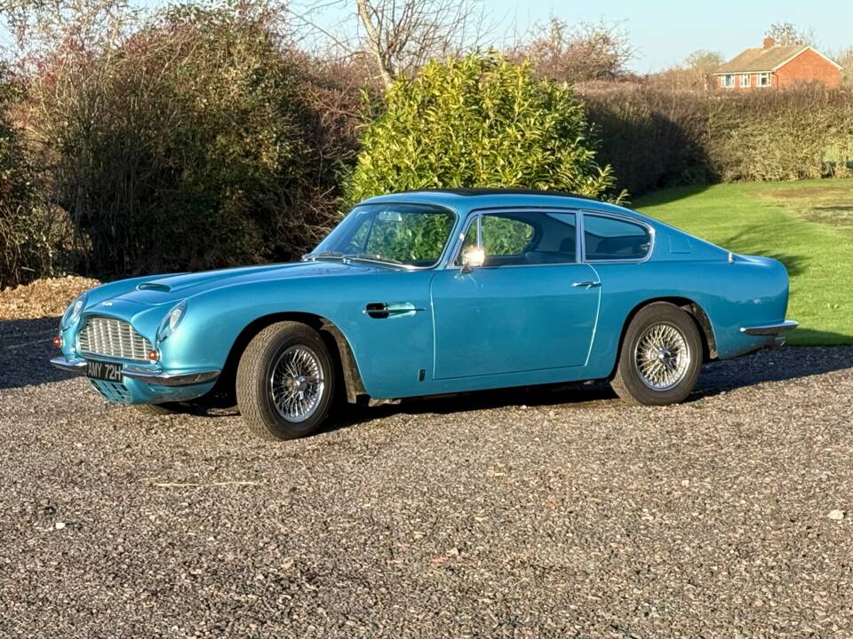 Image 2/19 of Aston Martin DB 6 (1969)