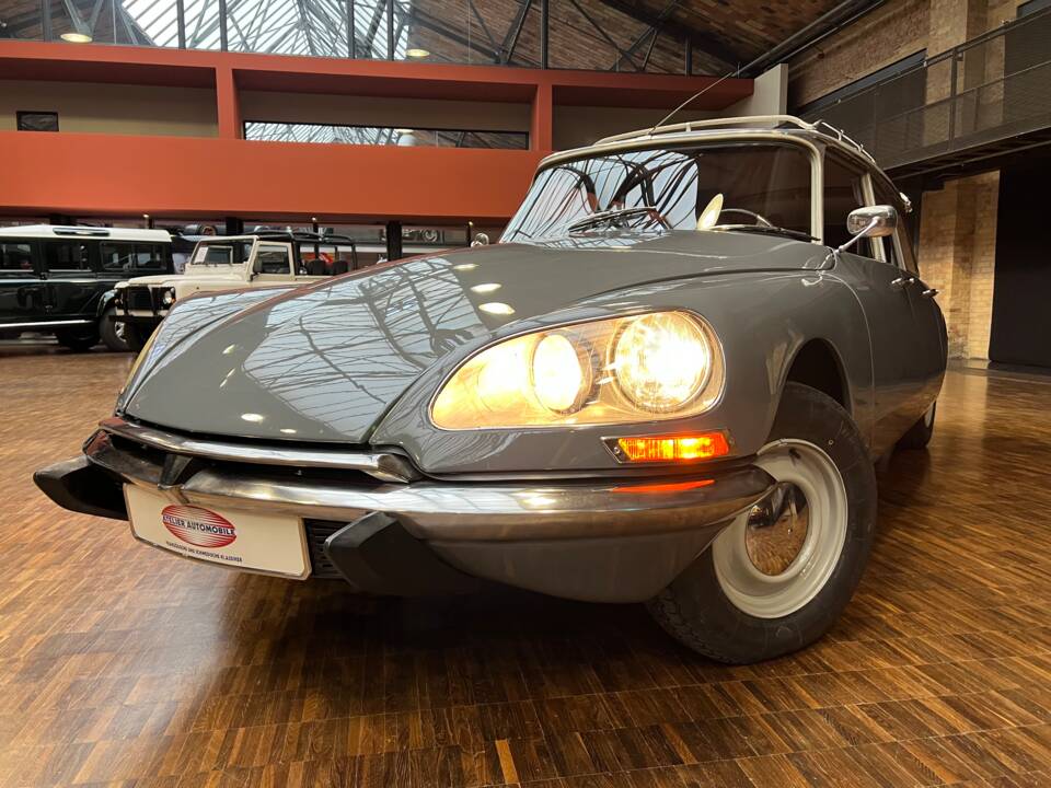 Image 2/30 of Citroën DS 20 Familiale (1970)