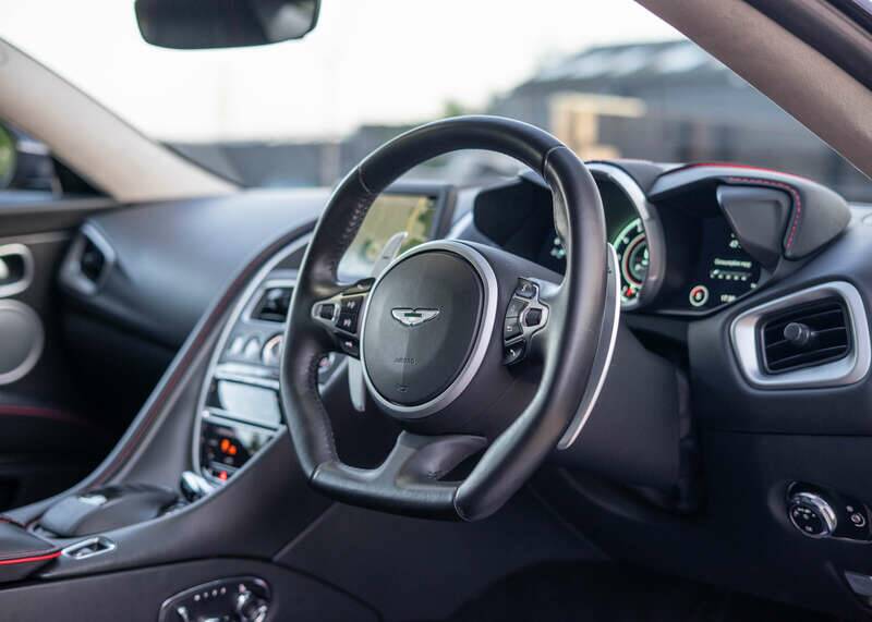 Immagine 2/50 di Aston Martin DBS Superleggera (2018)