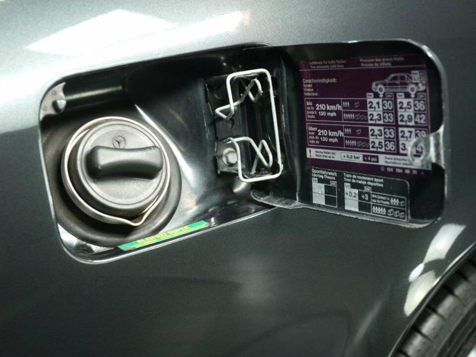 Immagine 26/30 di Mercedes-Benz E 320 (1997)