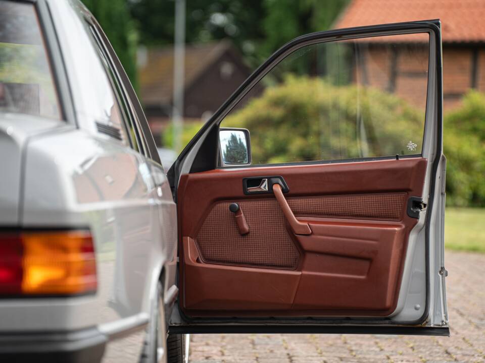 Bild 47/62 von Mercedes-Benz 190 E (1983)