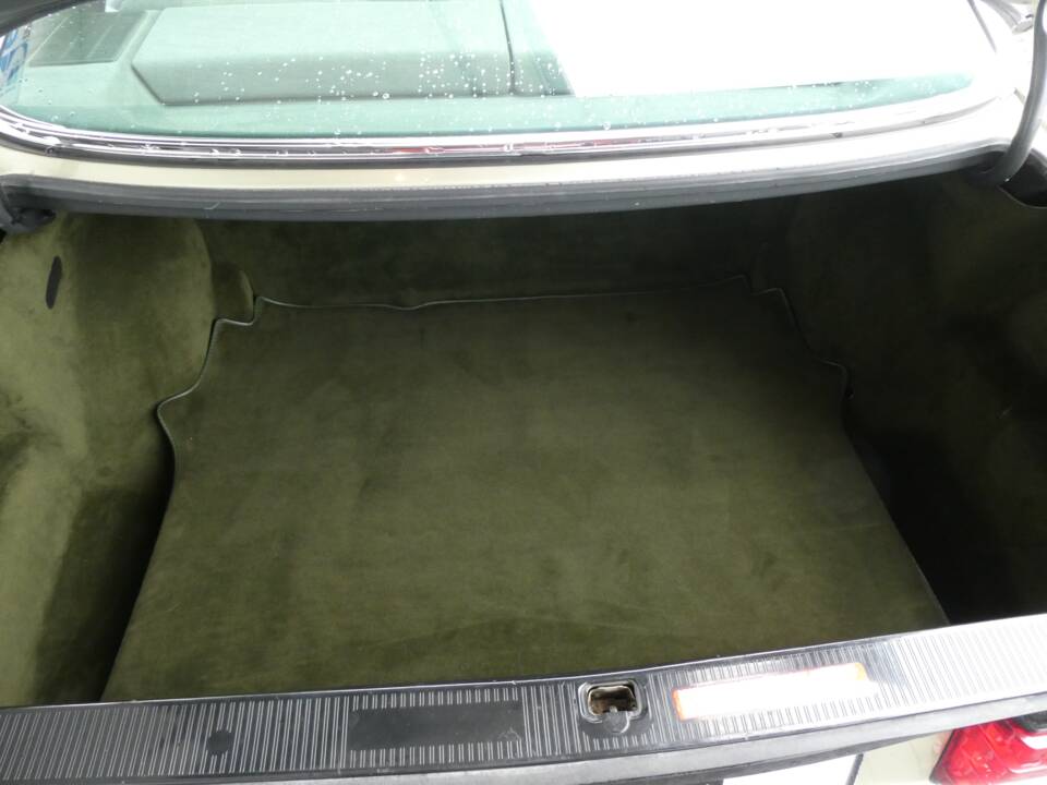 Image 16/23 of Mercedes-Benz 380 SEC (1982)