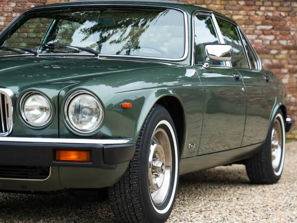 Image 33/50 of Jaguar XJ 6 4.2 (1985)