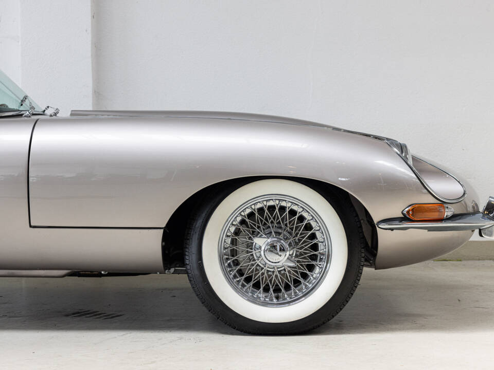 Image 26/37 de Jaguar E-Type (1968)