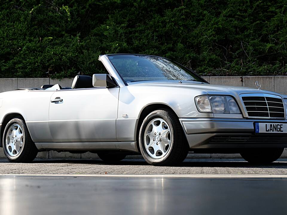 Image 5/74 of Mercedes-Benz E 320 (1997)