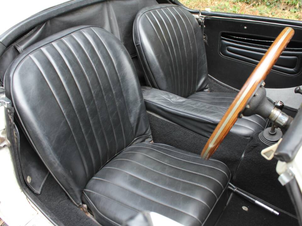 Image 9/15 of MG MGA 1500 (1958)