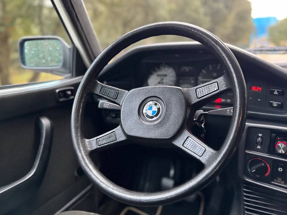 Bild 29/47 von BMW 528i (1986)