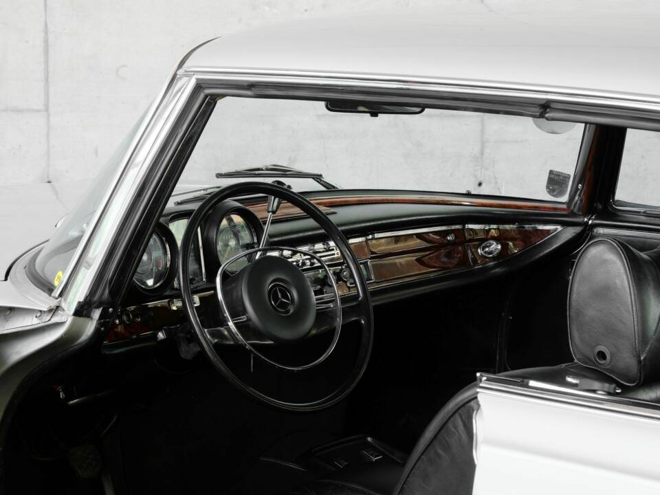 Image 15/49 de Mercedes-Benz 280 SE (1970)