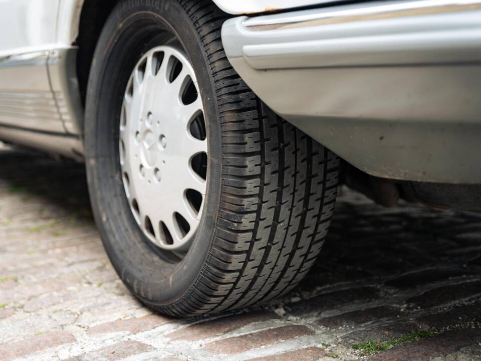 Image 40/50 of Mercedes-Benz 500 SEL (1984)