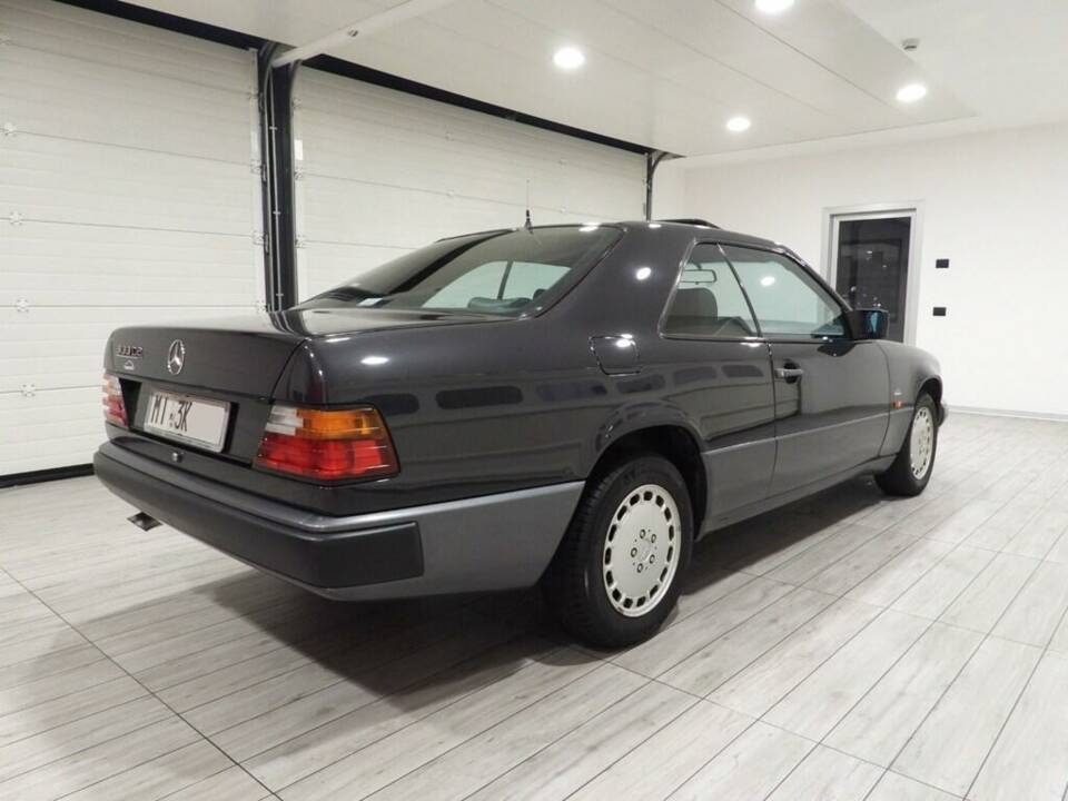 Afbeelding 4/15 van Mercedes-Benz 300 CE (1988)