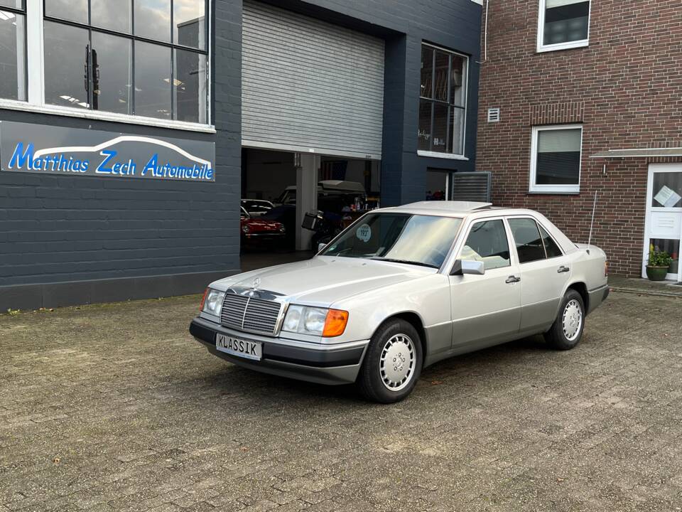 Image 2/24 of Mercedes-Benz 260 E (1990)