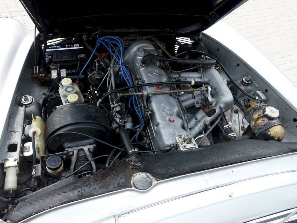 Image 25/36 of Mercedes-Benz 280 SL (1970)