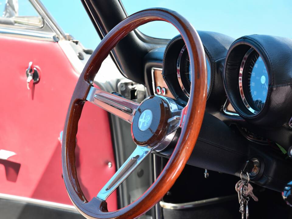 Image 7/24 of Alfa Romeo 1750 GT Veloce (1971)