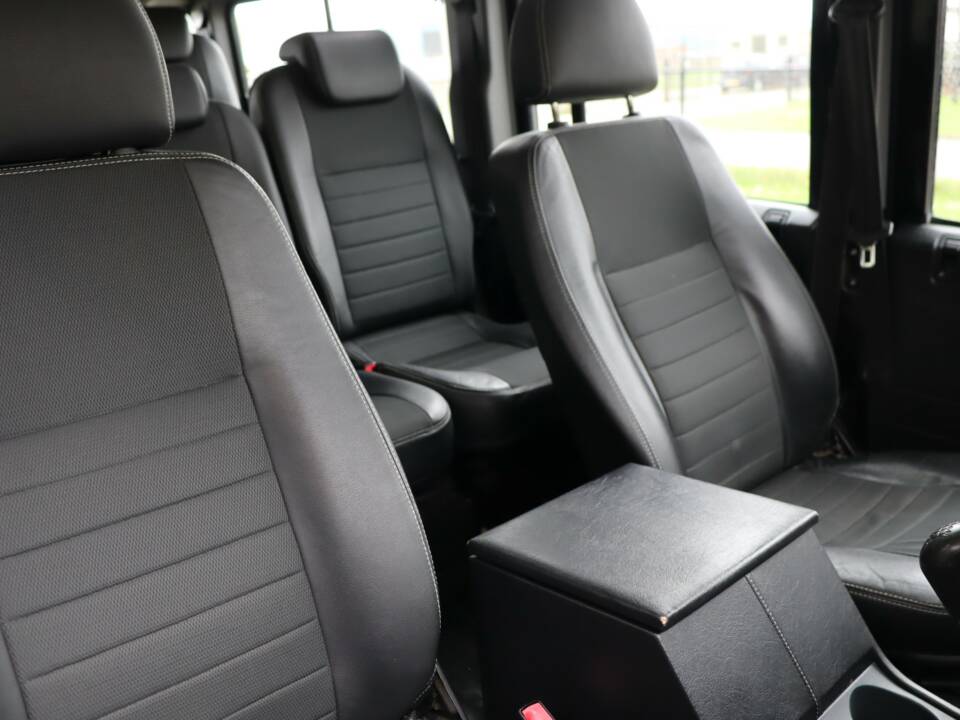 Bild 24/50 von Land Rover Defender 130 Double Cab (2007)